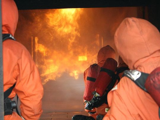 Brannmenn som slukker en stor brann